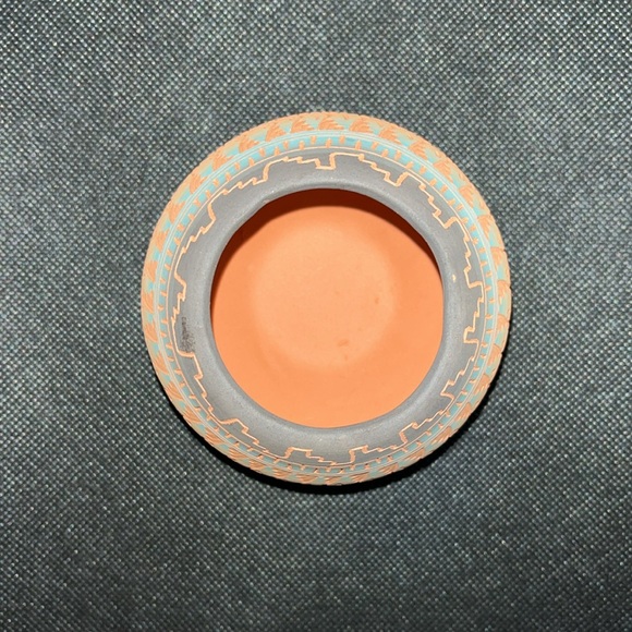 Small Navajo pottery vase - Picture 4 of 8